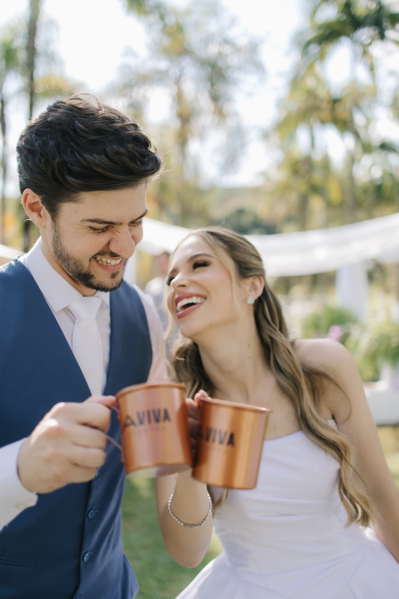 Casal vive um momento de celebração com drinks VIVA-SE