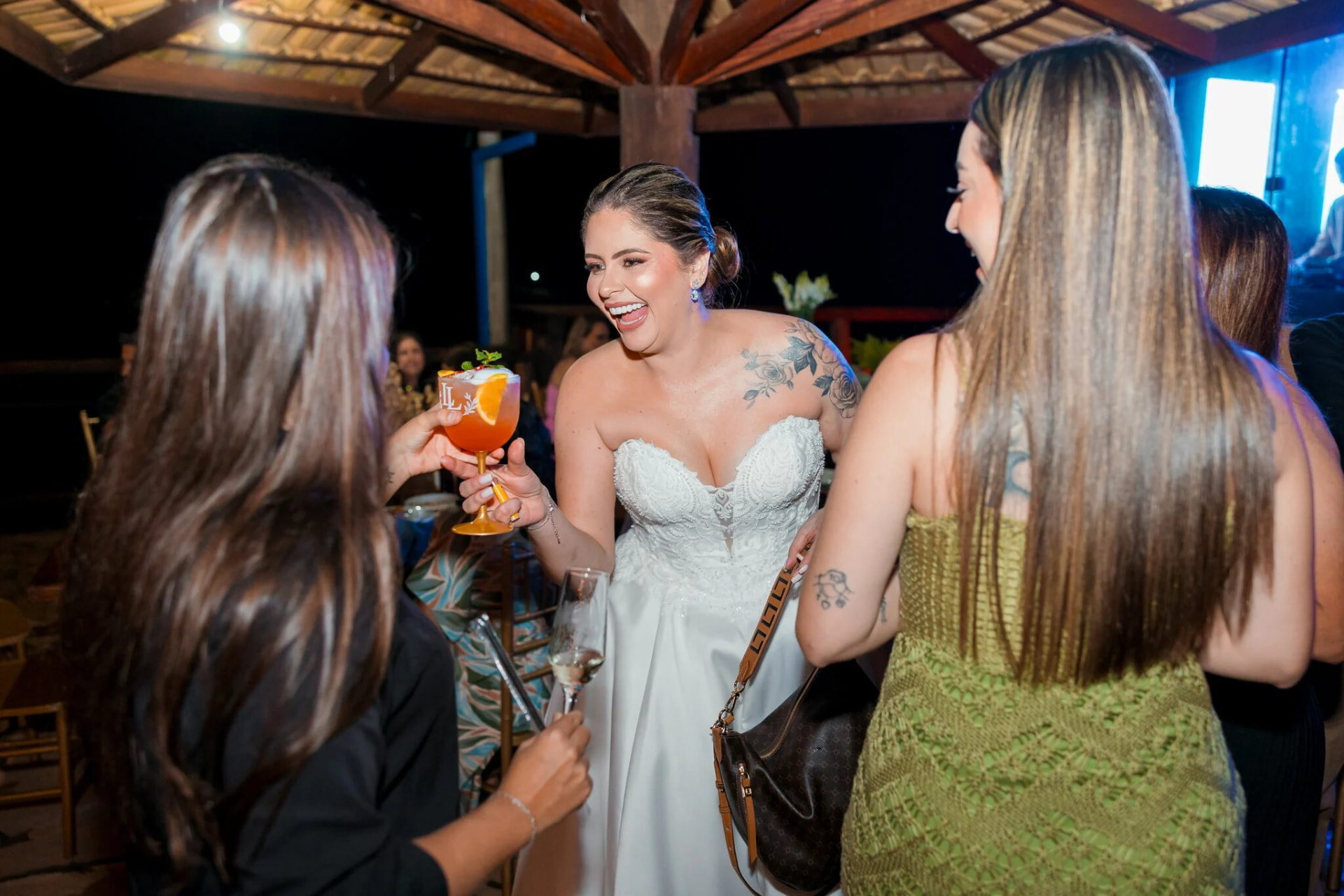 Noiva celebra com amigas e um drink VIVA-SE
